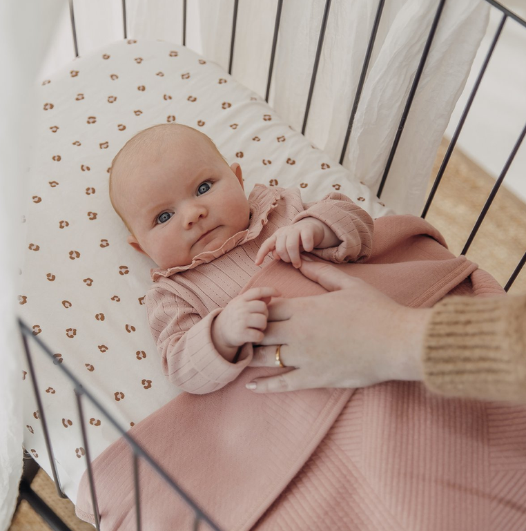 Couverture Pure Rose Meyco Baby en mise en scène