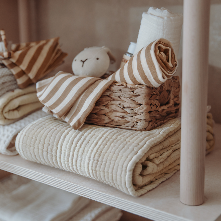Couverture Stripe Sand Meyco Baby en mise en scène