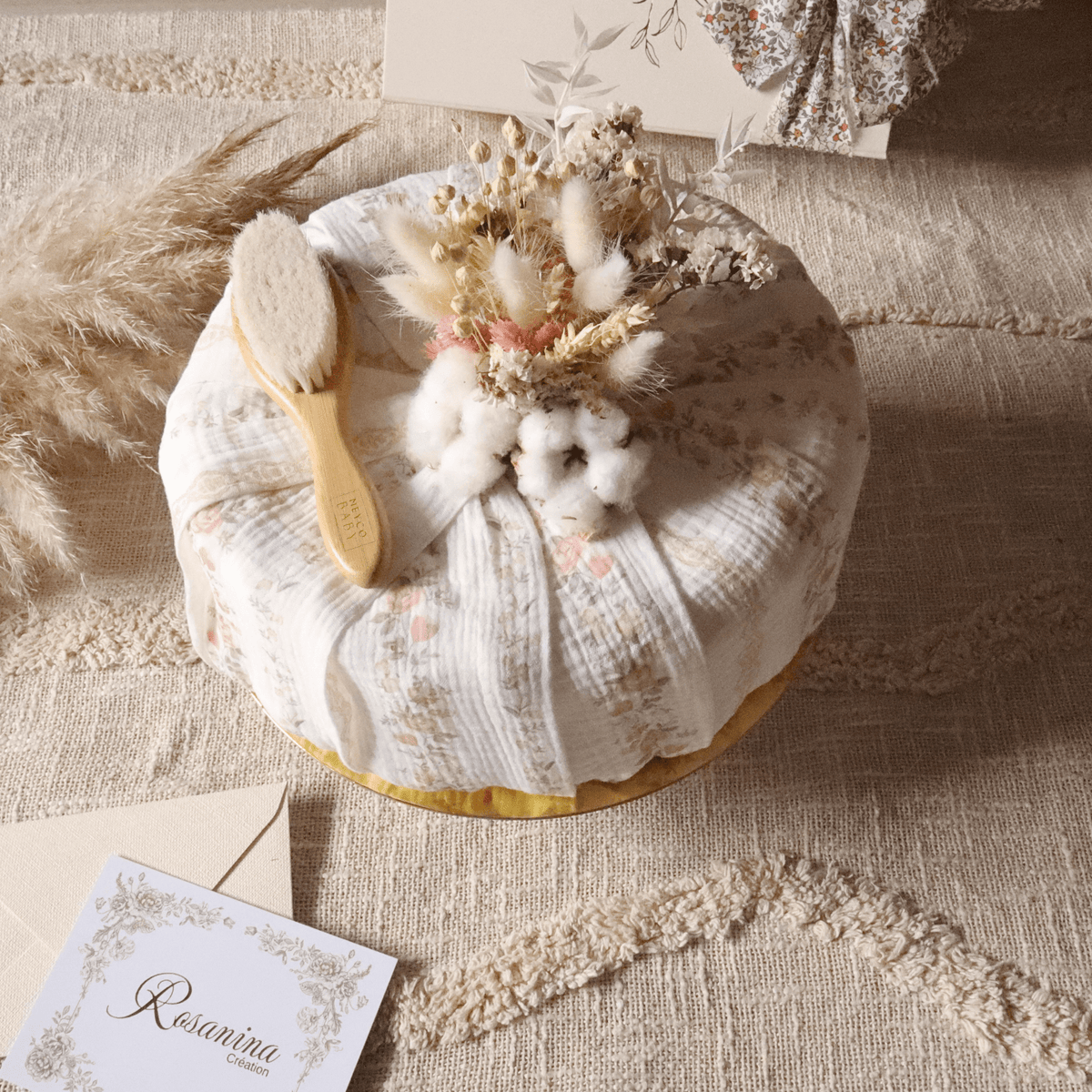 Gâteau de Couches Essentiel – Emma - cadeau naissance prêt à offrir - Rosanina Création
