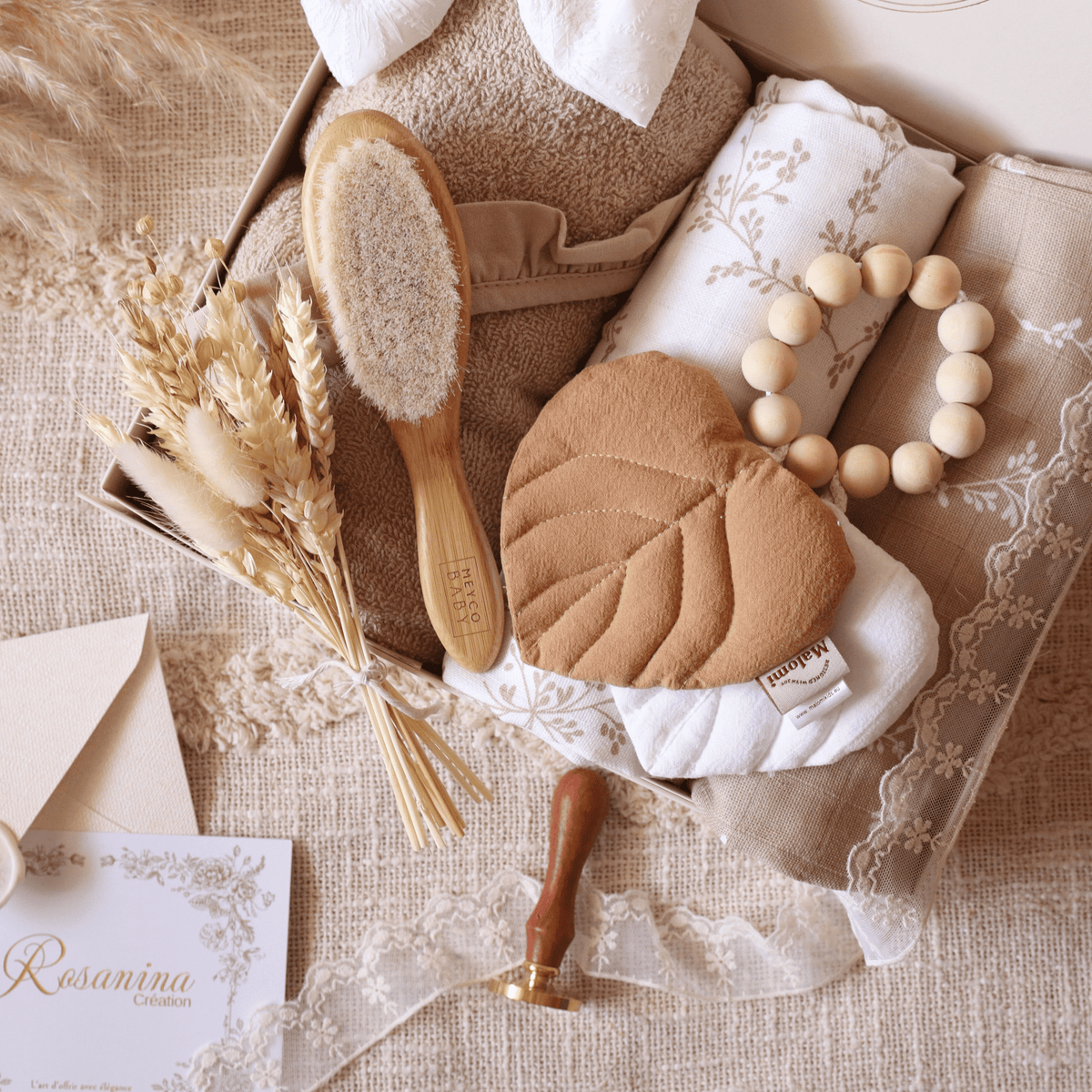 Détails du coffret naissance Léonie avec brosse, langes et anneau de dentition