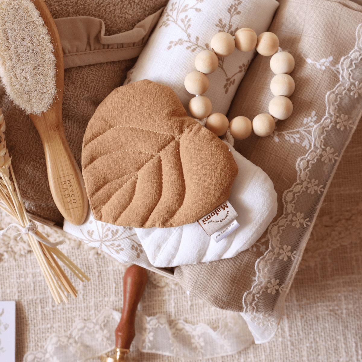 Anneau de dentition et langes du coffret bébé Léonie