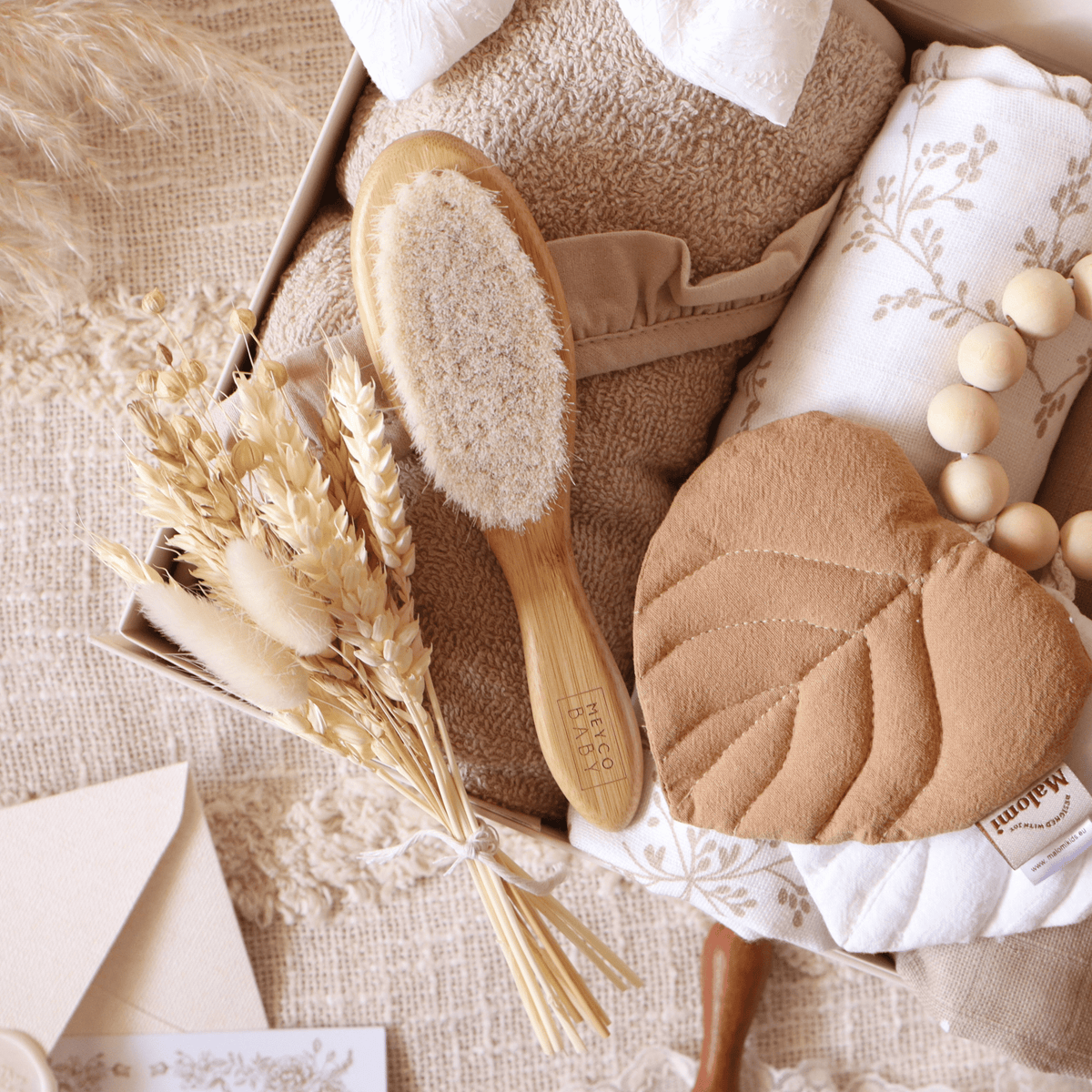 Brosse pour bébé et fleurs séchées du coffret cadeau Léonie
