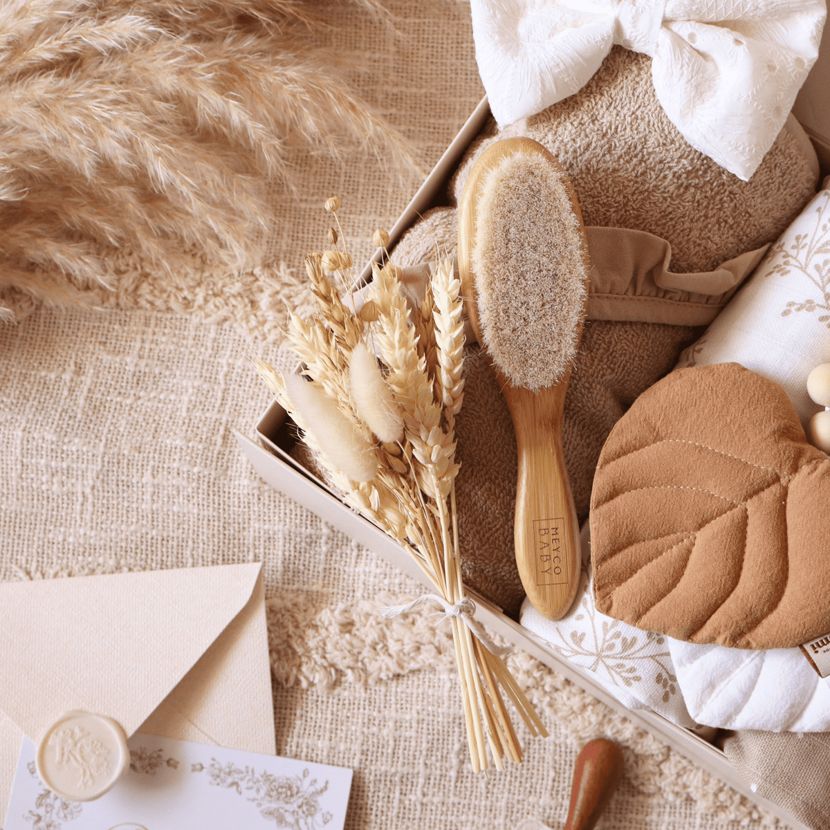 Brosse en bois et cape de bain beige du coffret bébé Léonie