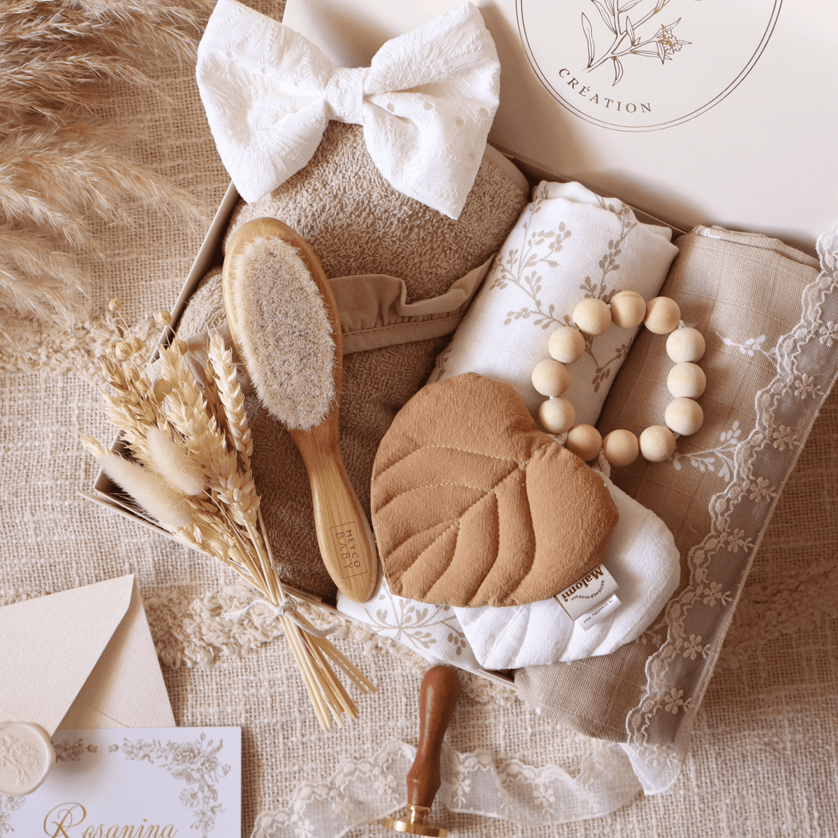 Coffret bébé Léonie avec cape de bain beige et nœud blanc