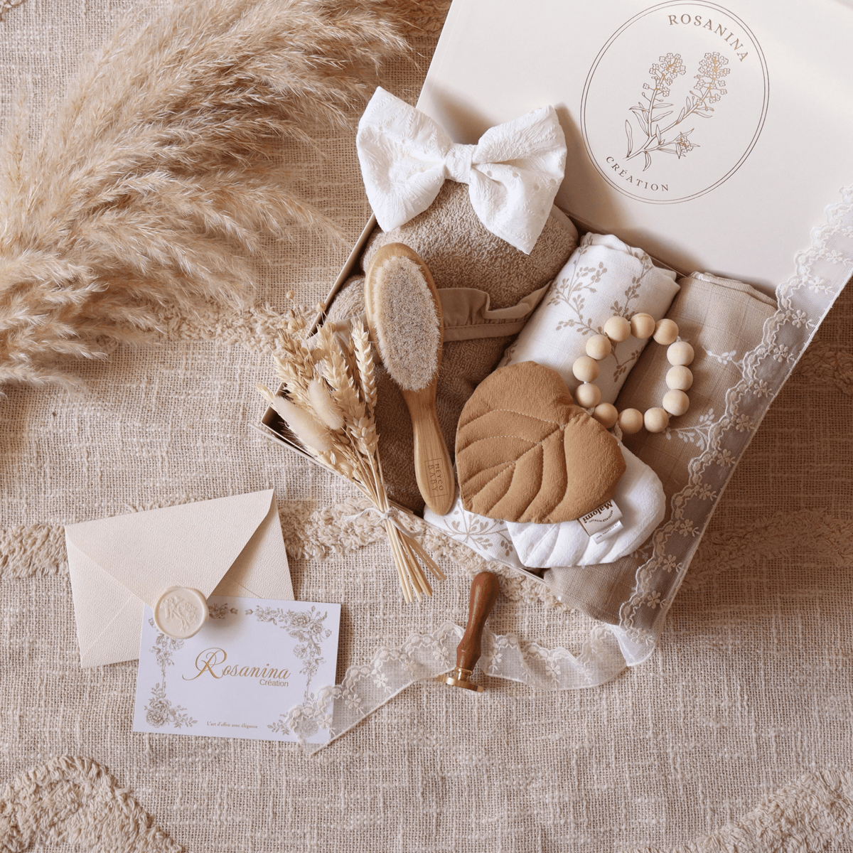 Coffret cadeau naissance Léonie avec cape de bain, langes et accessoires bébé
