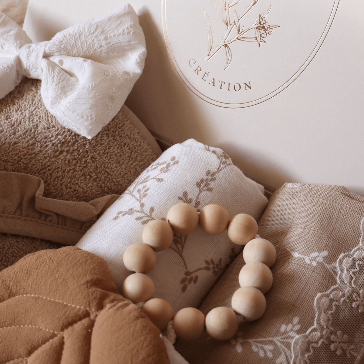 Langes beige et écru avec anneau de dentition du coffret naissance Léonie