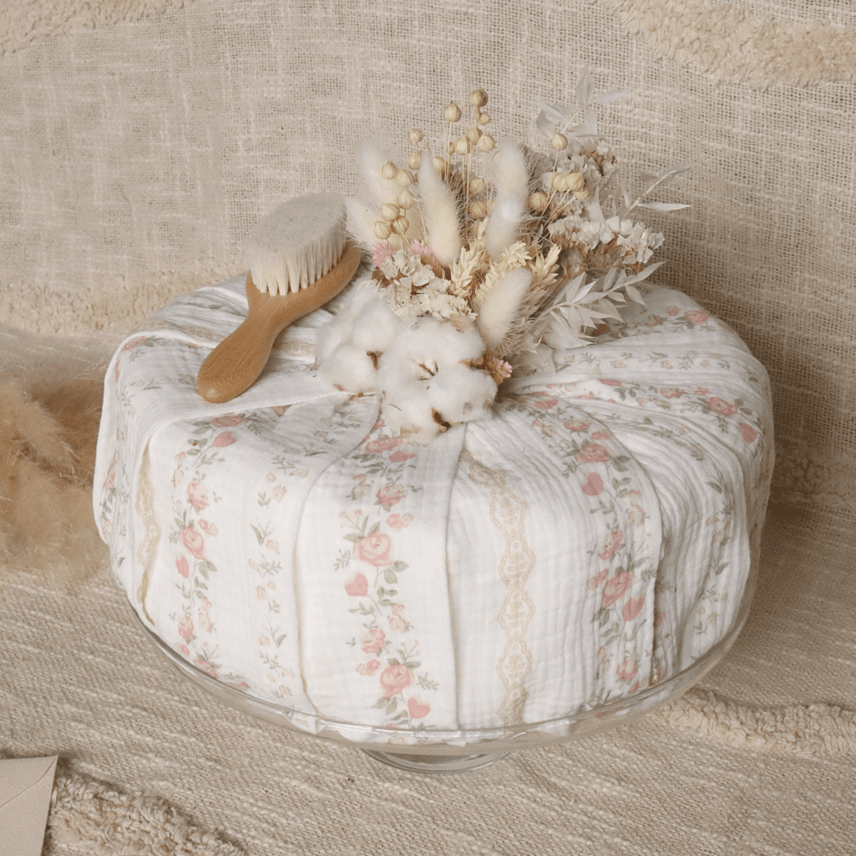 Gâteau de couches Rosanina Création, cadeau de naissance original et élégant avec présentation raffinée