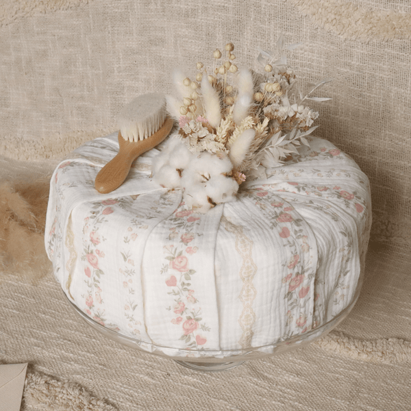 Gâteau de couches Rosanina Création, cadeau de naissance original et élégant avec présentation raffinée