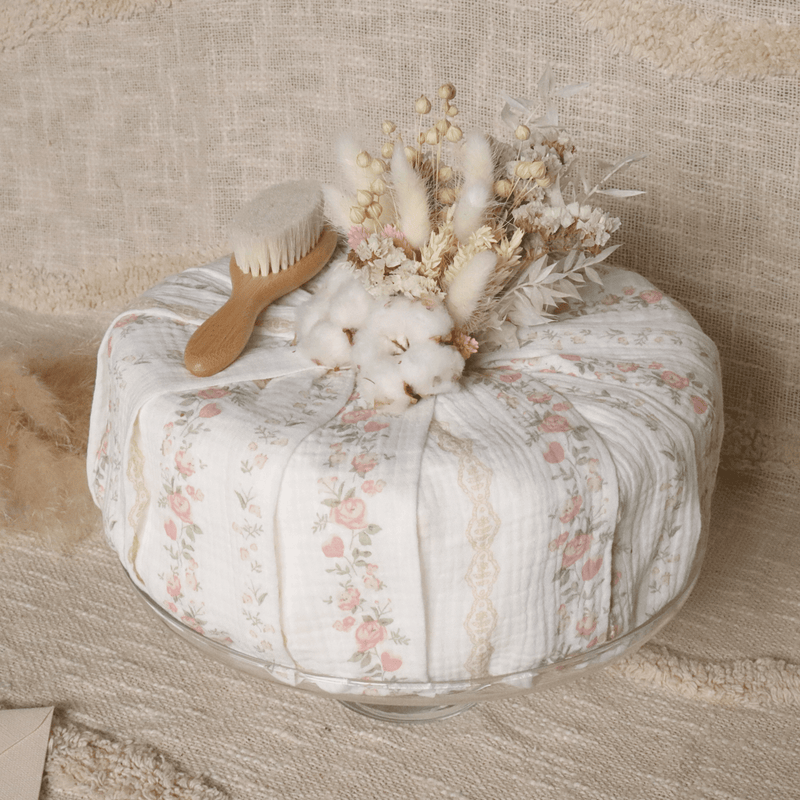 Gâteau de couches Rosanina Création, cadeau de naissance original et élégant avec présentation raffinée