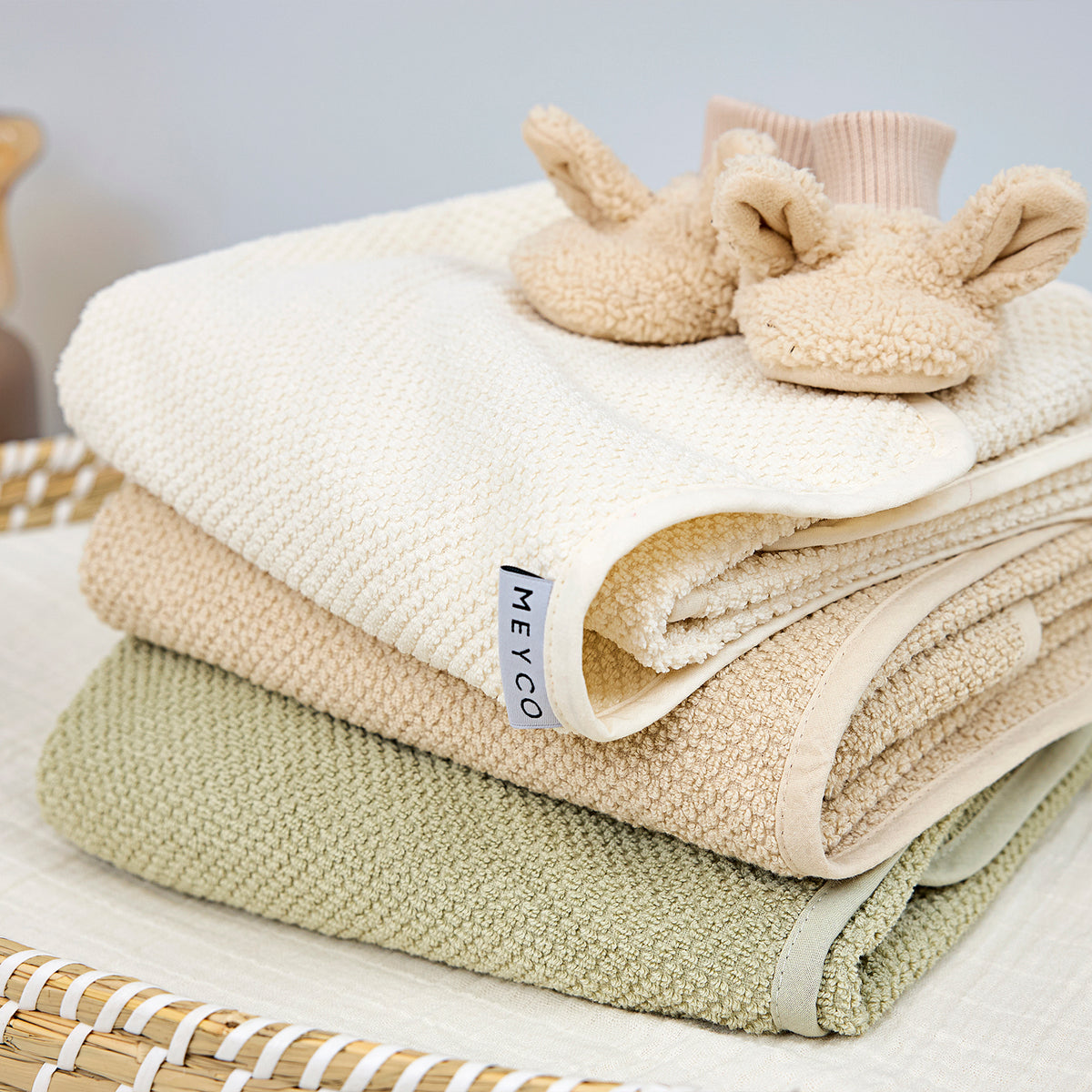 Cape de bain Popcorn Vert olive Meyco Baby en mise en scène