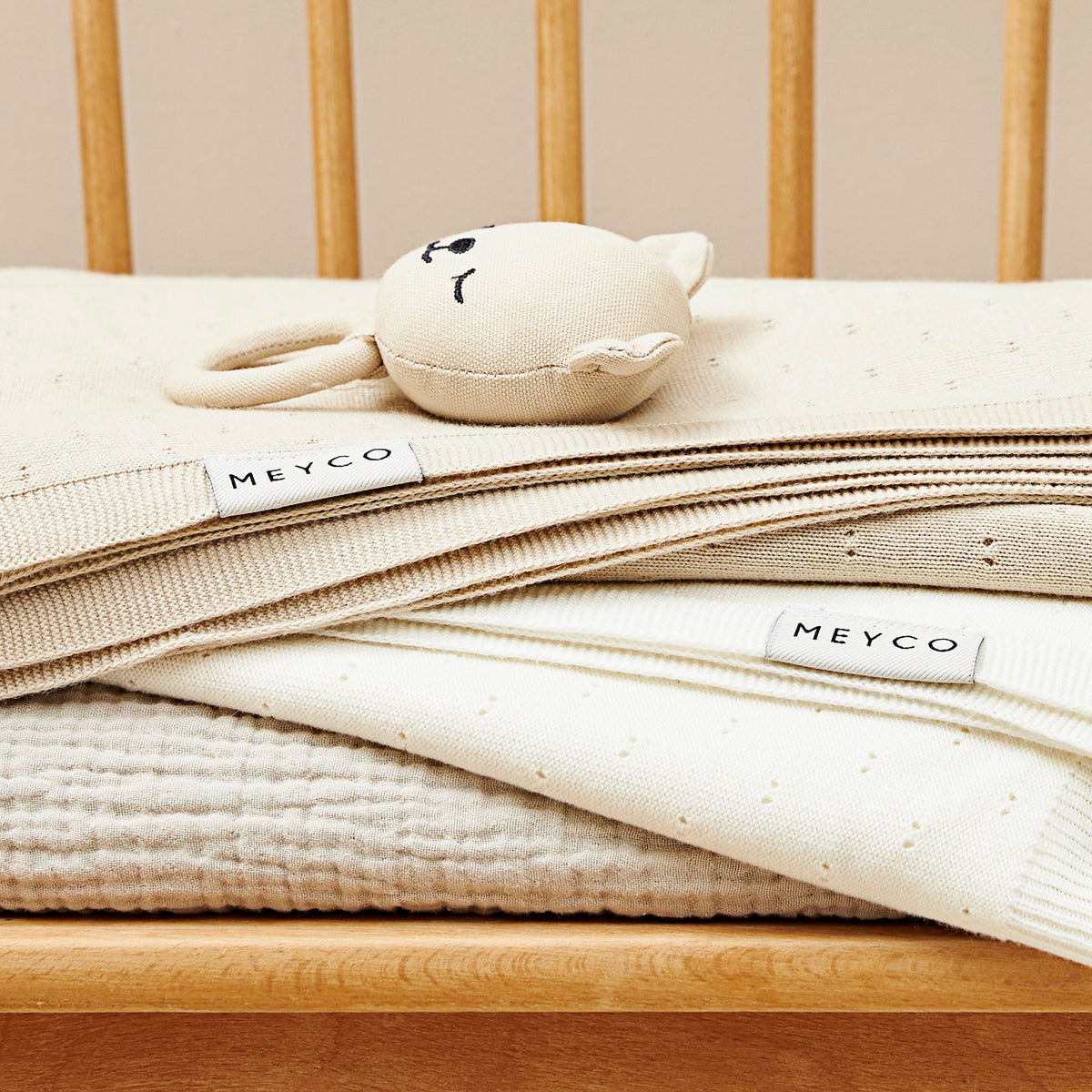 Couverture Ajour Soft Sand Meyco Baby en mise en scène
