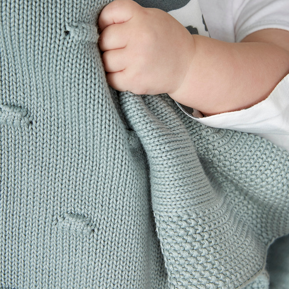 Couverture Nœuds Stone Green Meyco Baby en mise en scène