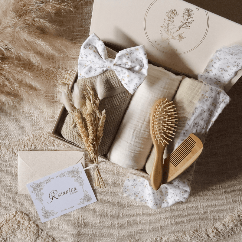 Coffret cadeau naissance bébé Coralie avec cape de bain, langes et accessoires en bambou