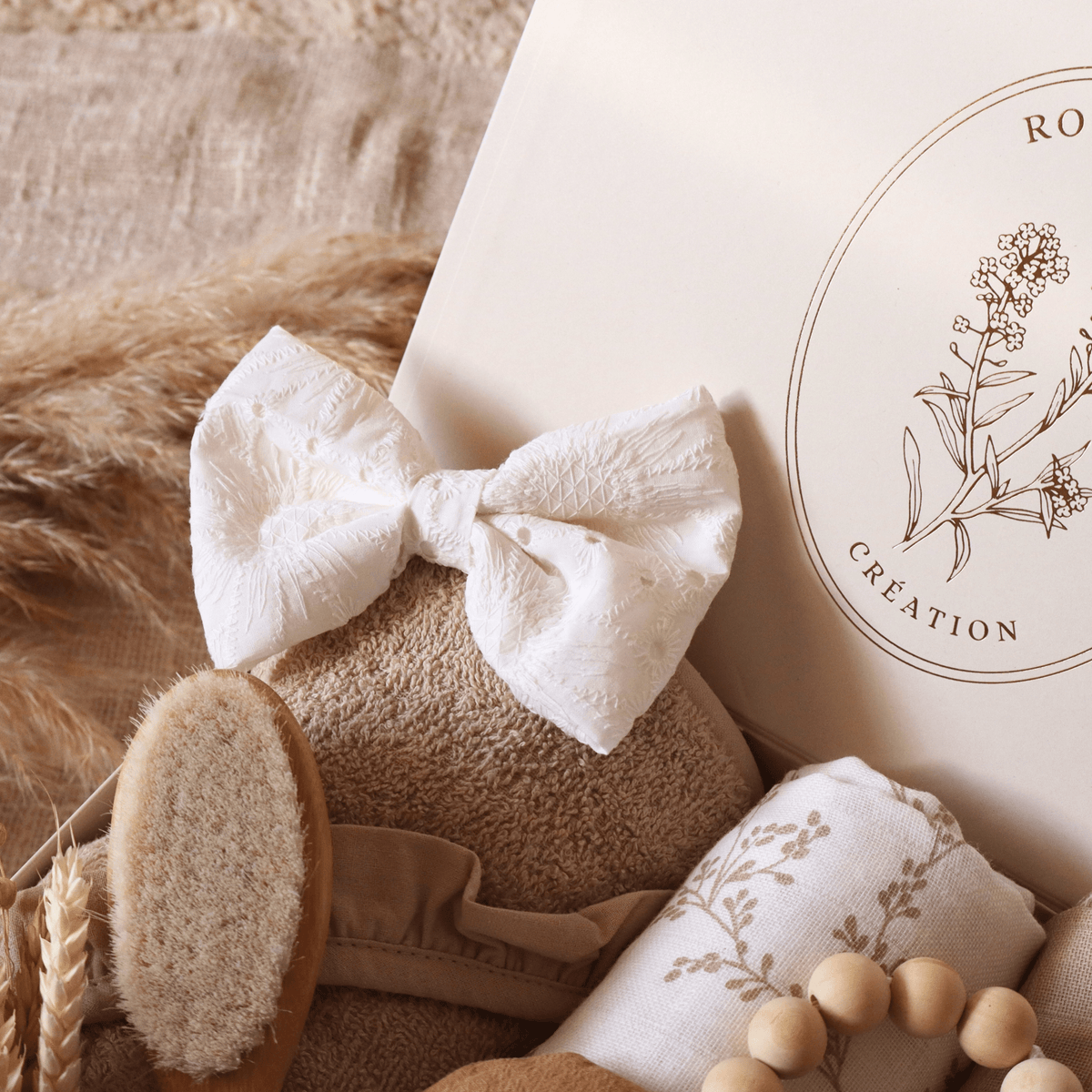 Cape de bain beige avec nœud blanc dans le coffret Léonie Rosanina Création